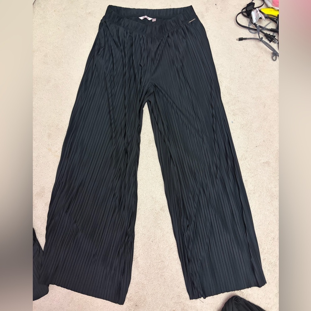 Chic 3 Piece Black Pleated Outfit - Picture 7 of 10
